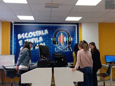 ...il tutto mentre in quel momento sta avendo luogo una diretta condotta dagli studenti Ernesto Iepera e Stefania Somma